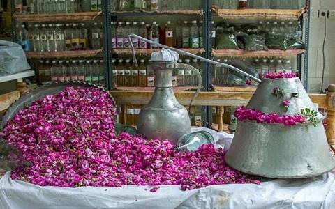 تصویر 2 از قیمت گلاب سنتی کاشان + خرید باور نکردنی