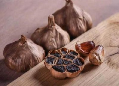 تصویر 1 از سیر سیاه خشک با حبه‌ های طبیعی و زیبا