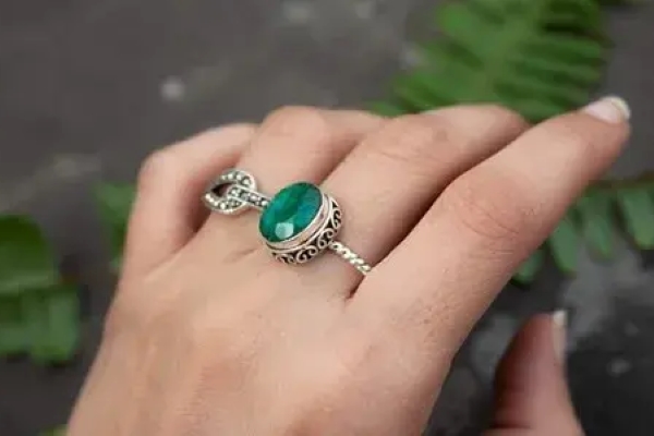 تصویر 2 از فروش انگشتر زنانه نگین سبز + قیمت خرید به صرفه