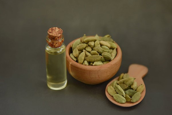 تصویر 3 از فروش عرق گیاهی هل + قیمت خرید به صرفه