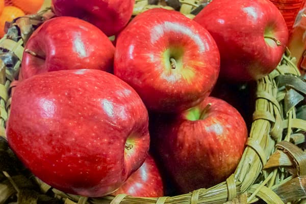 تصویر 3 از خرید سیب قرمز شیرین + قیمت عالی باکیفیت