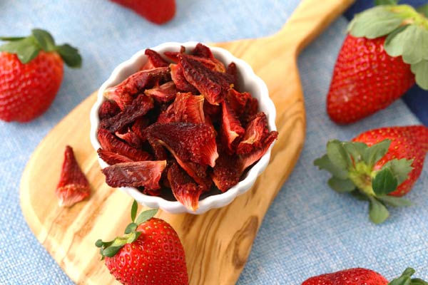 تصویر 1 از چیپس میوه توت فرنگی ناسب تزیین دسر کیک و نوشیدنی