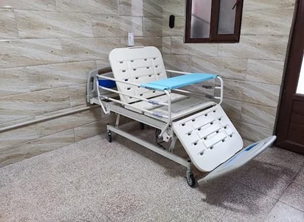 تصویر 3 از خرید تخت بیمارستانی سه شکن مکانیکی + قیمت فروش استثنایی