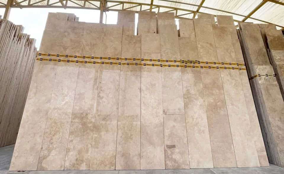 سنگ تراورتن تکاب اصفهان نمایی روشن و آرامش‌ بخش با انعکاس نور طبیعی