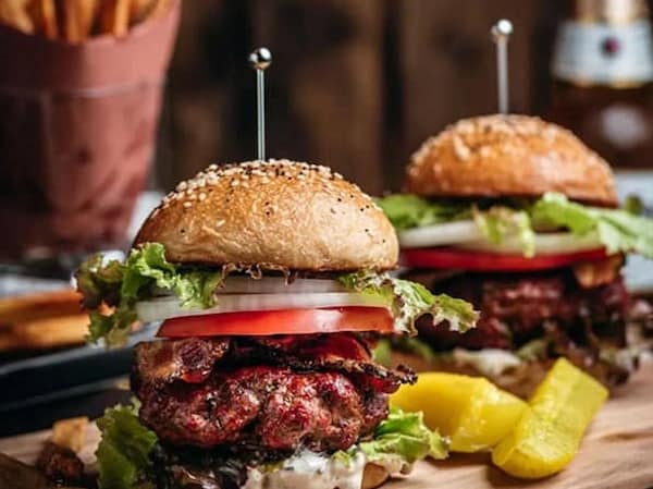 همبرگر ۹۰% گوشت قرمز تازه و خوش طعم