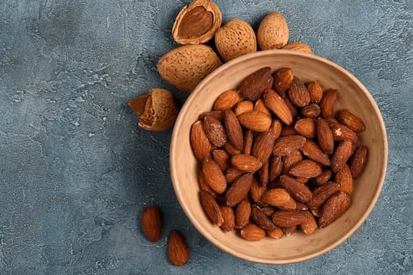 مغز بادام کیلویی تازه و خوش عطر مناسب مصرف خام و بو داده