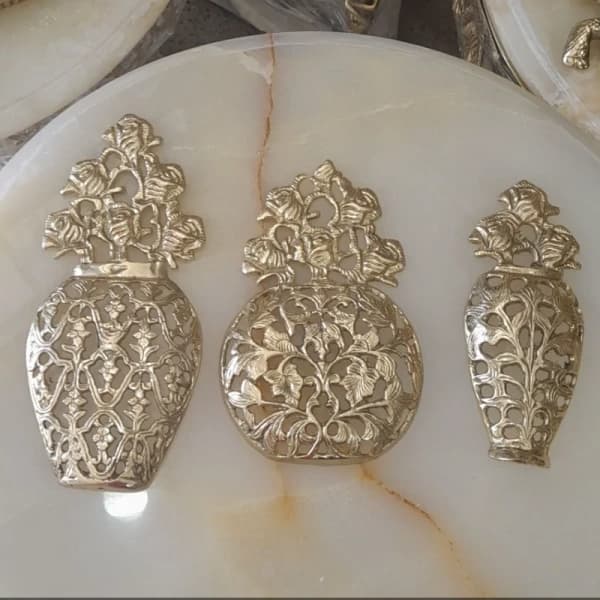 تصویر 1 از قیمت گلدان دیواری برنزی + خرید باور نکردنی