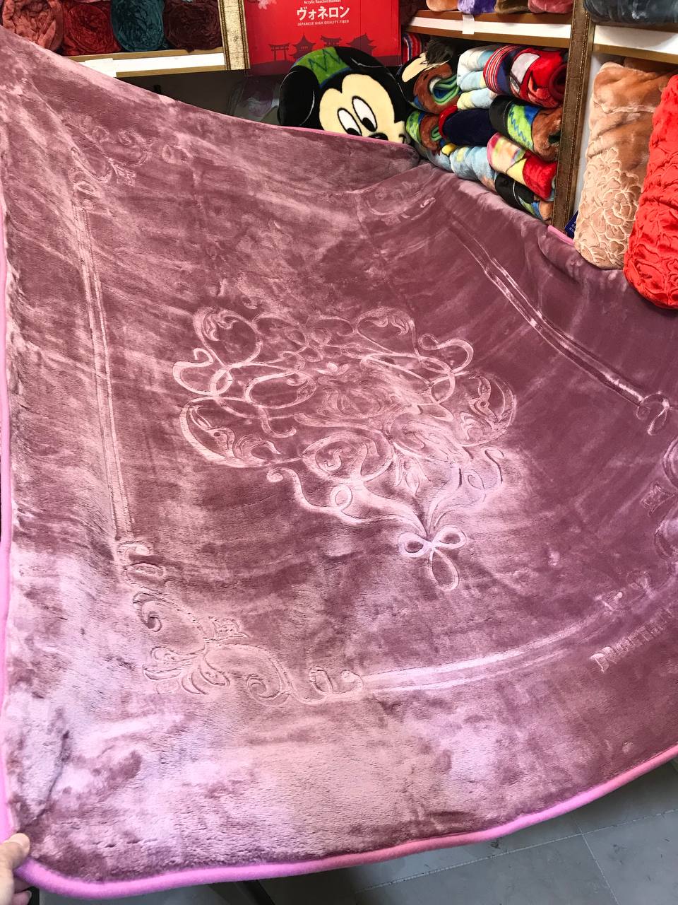 تصویر 3 از صادرات پتو تک رنگ گل برجسته نرمینه