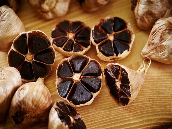 سیر سیاه پاکتی معطر و خوشمزه با ساختار یکنواخت و طعم ملایم