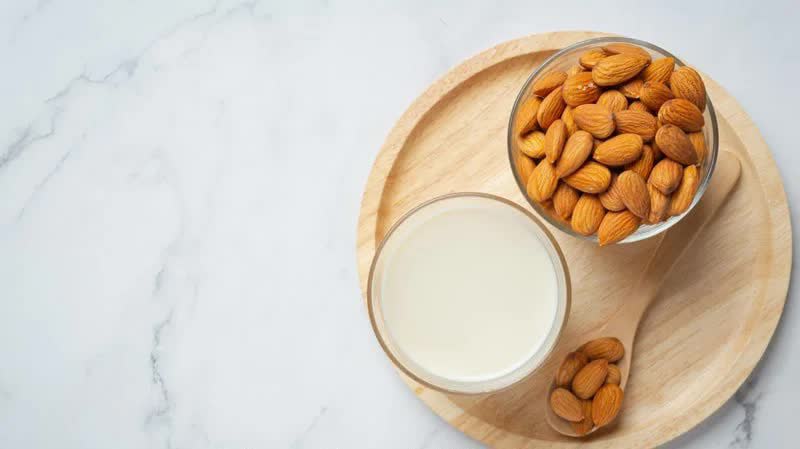 تصویر 2 از شیر بادام نیمه آماده ۴۰۰ گرمی