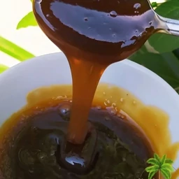 شیره خرما ناژه اصفهان با ظاهر شفاف و یکدست