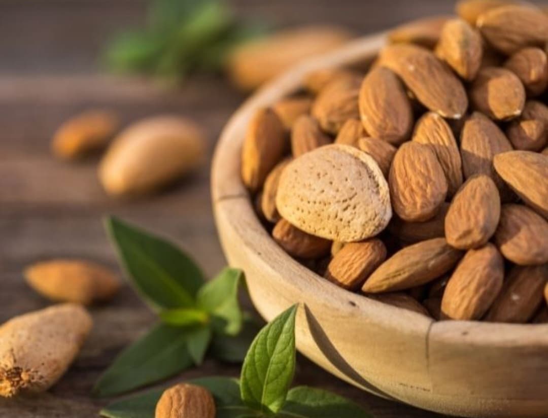 بادام درختی عربی با دانه کامل و رنگ طبیعی مناسب استفاده در تنقلات