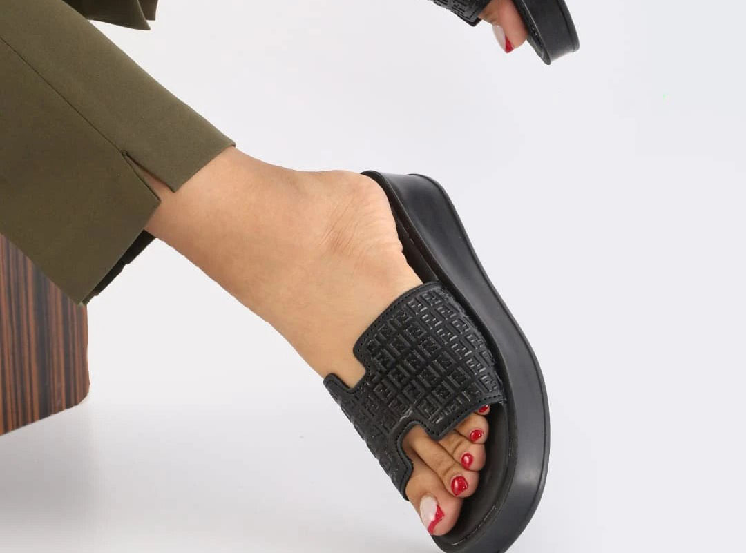 تصویر 1 از صندل زنانه فندی اسلیپریو فروش عمده و خرید مطمئن برای تاجران و عمده‌ فروشان