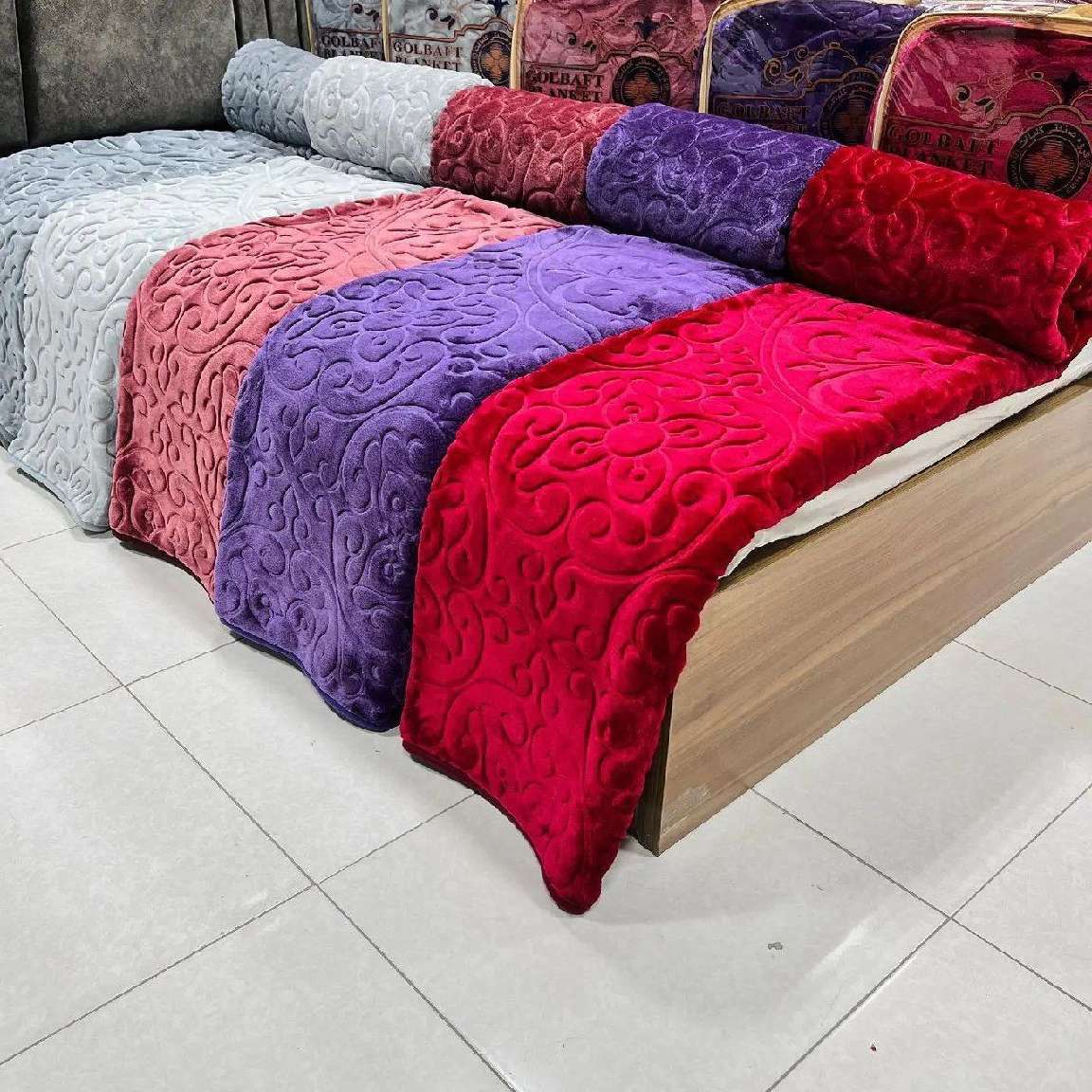 تصویر 5 از پخش عمده و قیمت ارزان و با کیفیت پتو دو نفره گلبافت ابعاد 240 × 220  تک رنگ
