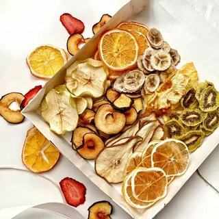 مخلوط میوه خشک رنگارنگ +  میان‌ وعده سالم و جذاب