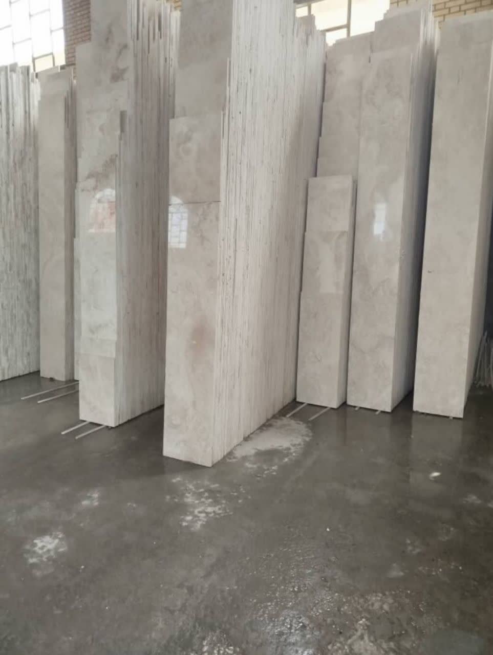 تصویر 4 از فروش ویژه سنگ تراورتن کرم شکلاتی بدون رزین