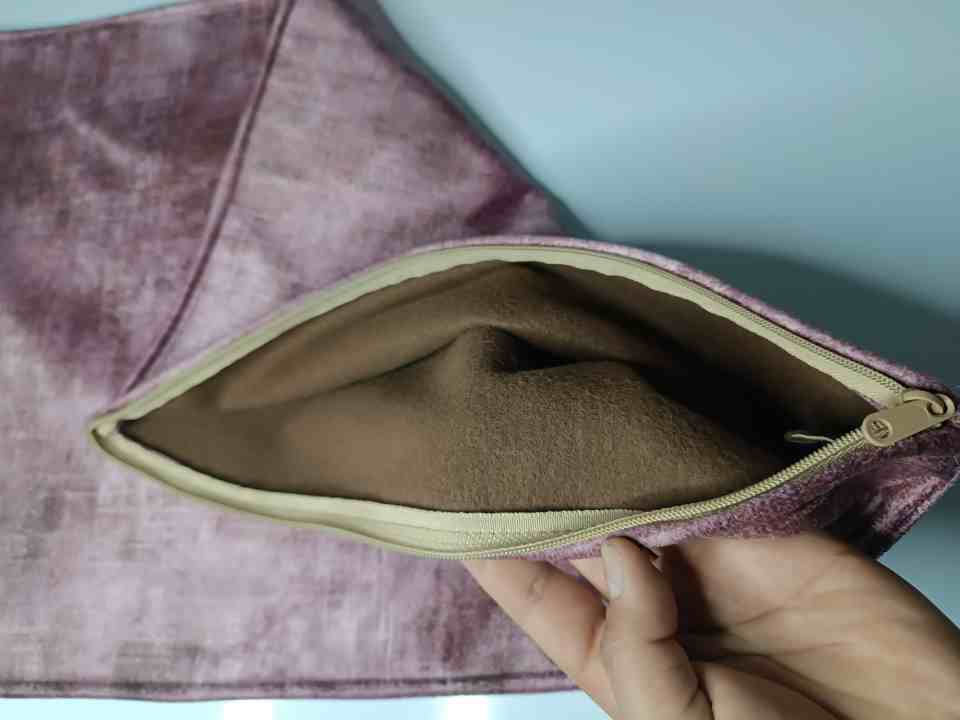 تصویر 3 از قیمت خرید روبالشتی مخمل سوخته قهوه ای رزگلد زیپ دار سایز 50 × 70 سانتی متر + عمده