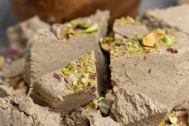 تصویر 2 از حلوا ارده پر مغز مخلوط چهار نوع آجیل