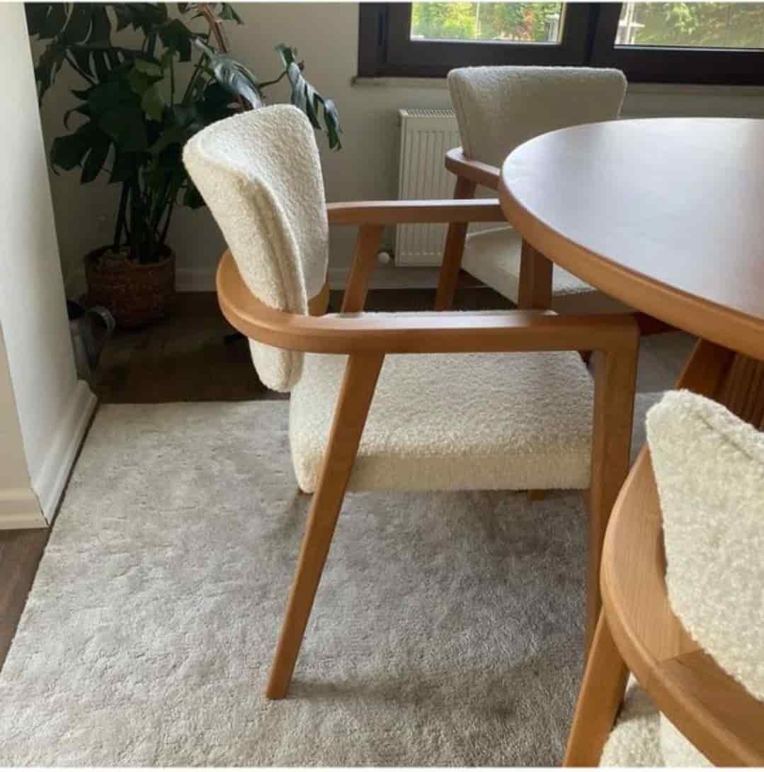 تصویر 3 از صندلی چوبی ساده با نشیمن نرم و دلنشین
