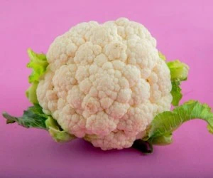تصویر 1 از گل‌ کلم تازه مزرعه‌ ای با طعم طبیعی و رنگ سفید درخشان