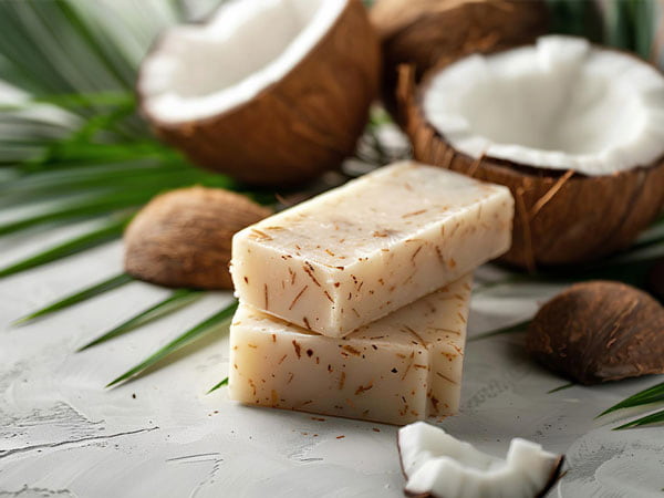صابون طبیعی نارگیل خوش عطر با خواص پاکسازی ملایم