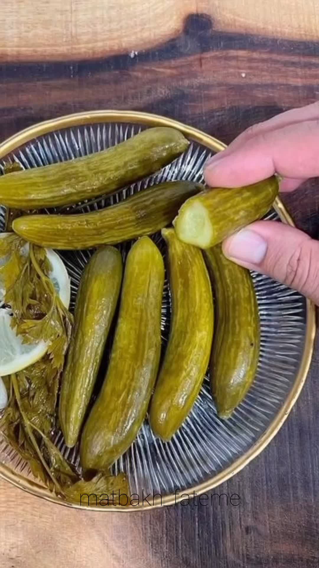 تصویر 3 از خیارشور سنتی ترد با طعم اصیل