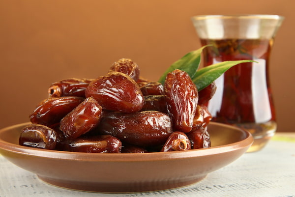 خرما زاهدی عسلی با بافت نرم و رنگ طلایی جذاب