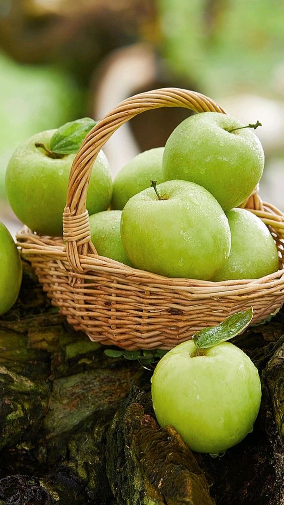 تصویر 2 از سیب سبز ترش و خوش‌ رنگ مناسب سالاد و میان وعده