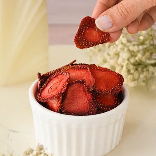 تصویر 1 از اسلایس توت‌ فرنگی خشک + ویژه رژیمی‌ ها