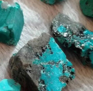 تصویر 5 از سنگ فیروزه تار عنکبوتی + انتخابی خاص برای جواهرات