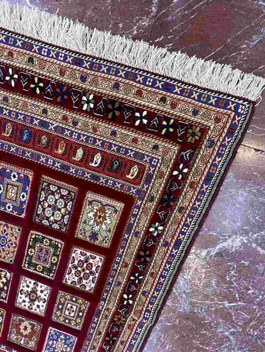تصویر 1 از گلیم زمینه زرشکی دست بافت سیرجان طرح خشتی