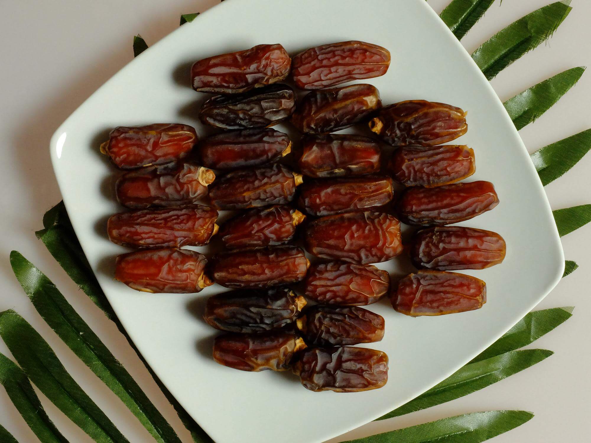 خرما پیارم خشکبار خوش طعم با بسته بندی مقاوم