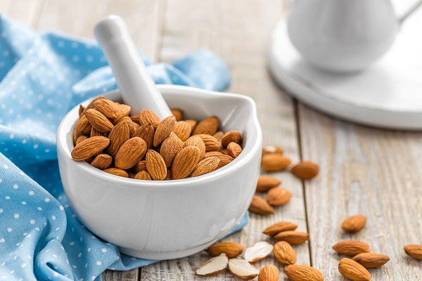 شیر بادام مرغوب مخصوص صبحانه انرژی‌ زا و سالم