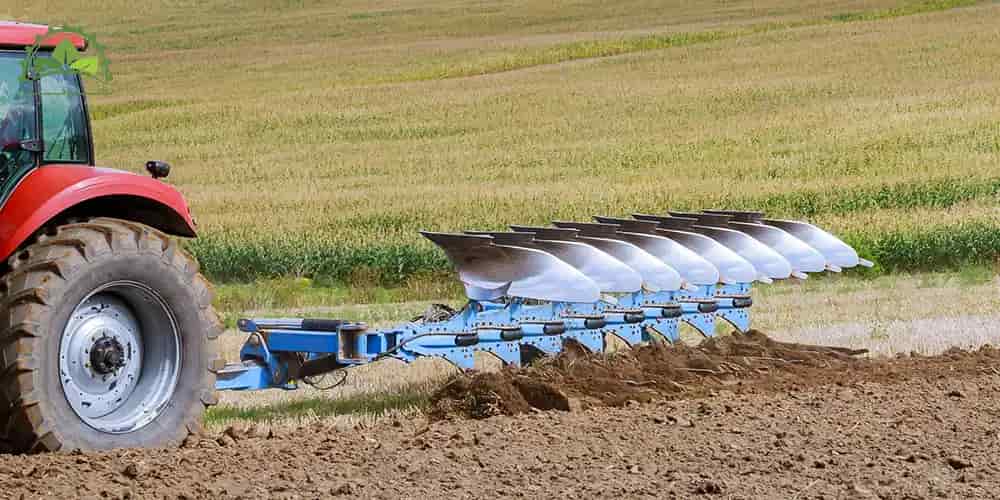 گاوآهن نسل جدید با طراحی نو آورانه برای شخم مؤثر زمین
