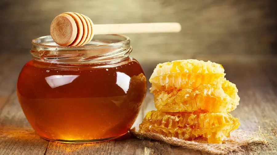 عسل طبیعی خالص و 80 درصد تغذیه گل و گیاه