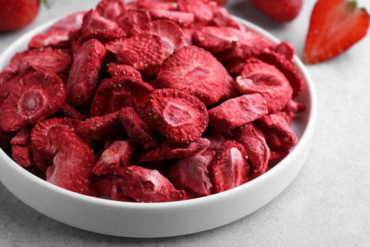 تصویر 4 از توت فرنگی خشک ژله ای طعم دلپذیر و بافت نرم