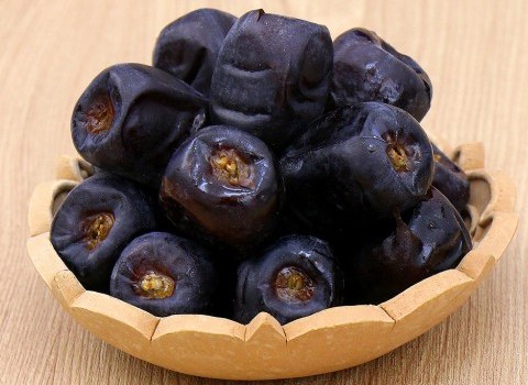 تصویر 4 از خرما مضافتی مشکی محصولی ممتاز و ویژه برای مراسم رسمی