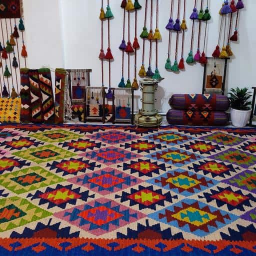 گلیم سنتی پشمی با نقش و نگار زیبا و هماهنگ با دکوراسیون
