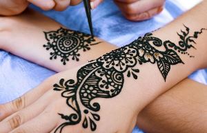 تصویر 1 از حنا طراحی مشکی مرغوب با عطر طبیعی و رنگ شفاف
