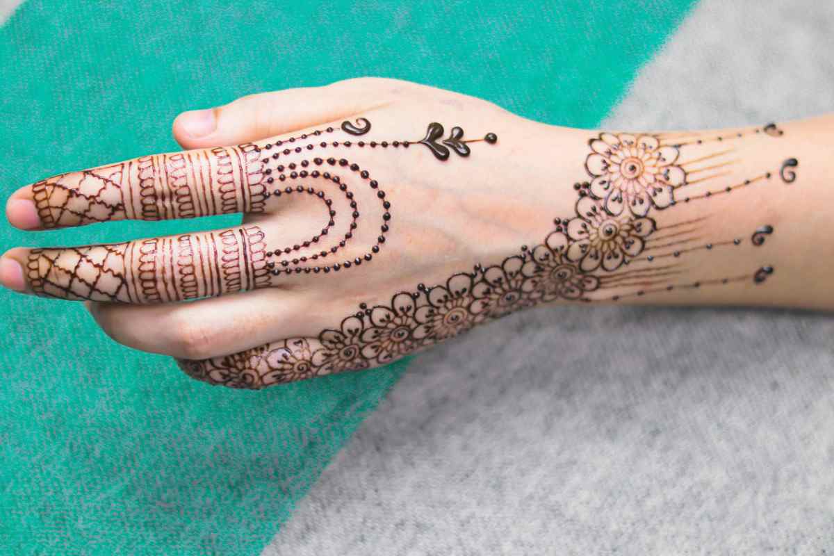 تصویر 3 از حنا طراحی مشکی مرغوب با عطر طبیعی و رنگ شفاف