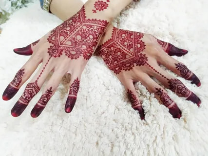 تصویر 1 از حنا پشت دست طراحی قرمز و مشکی طبیعی