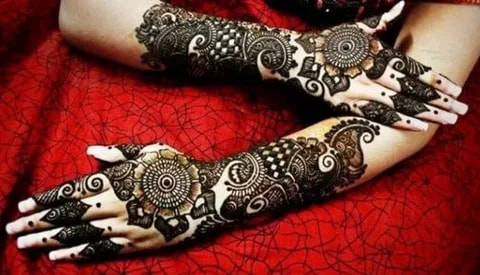 تصویر 2 از حنا پشت دست طراحی قرمز و مشکی طبیعی