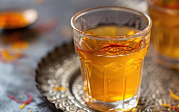 شربت زعفران محمد با رنگ طلایی روشن مناسب تهیه لیموناد و موهیتو زعفرانی
