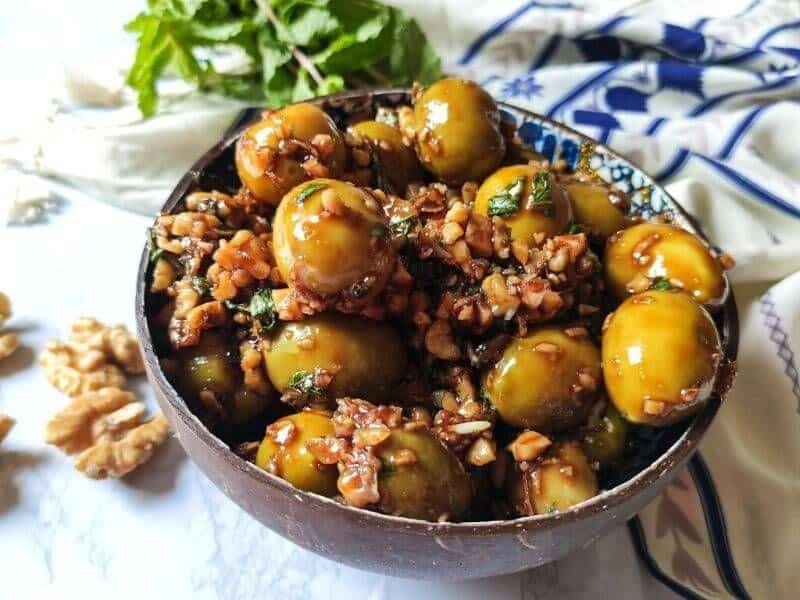 تصویر 2 از زیتون پرورده شیشه ای با طعم اصیل و بسته بندی بهداشتی