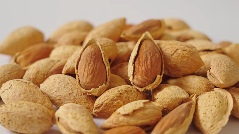 تصویر 5 از بادام درختی کیلویی خشک شده طبیعی بدون نمک مقرون به صرفه