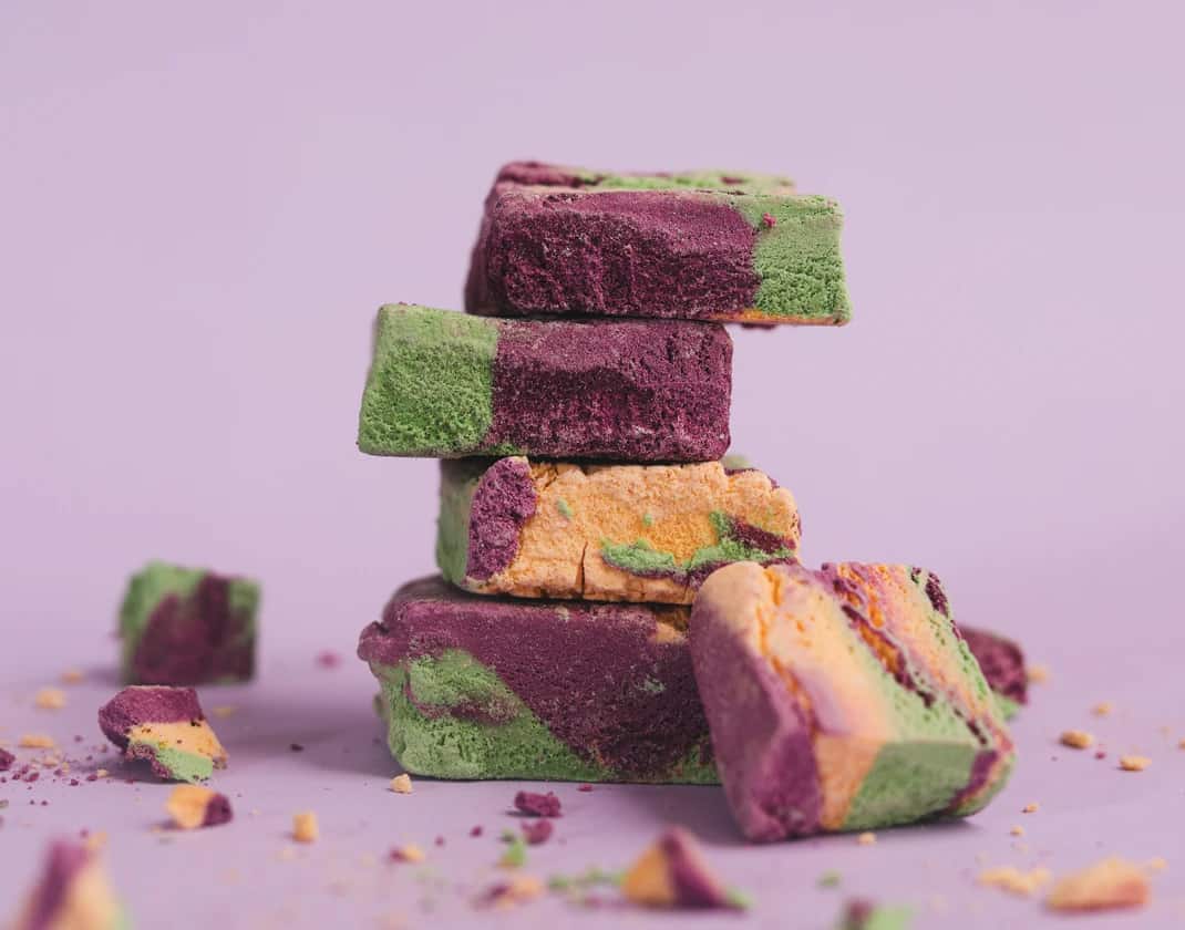 بستنی خشک فریز فروت حاوی مخلوط میوه های استوایی