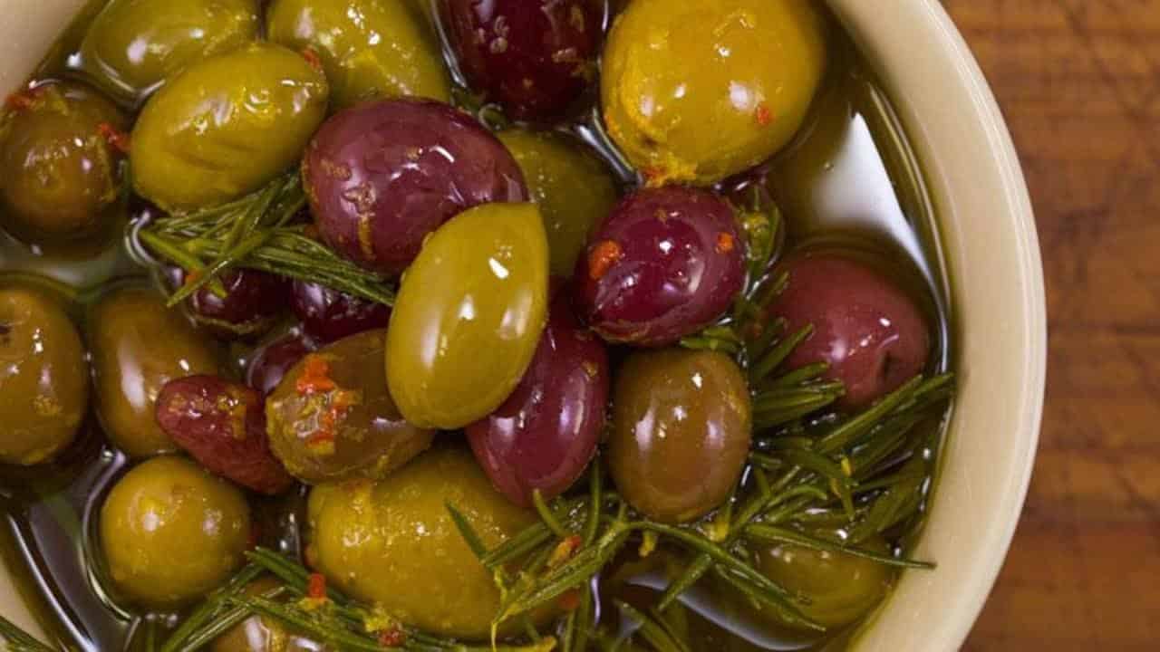 زیتون پرورده سطلی با دانه های بزرگ و خوش طعم