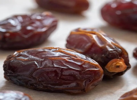 تصویر 4 از خرما پیارم میناب با بافت گوشتی و تیره‌ رنگ