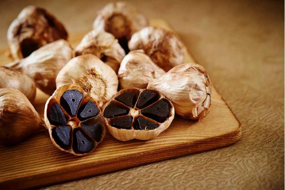 سیر سیاه خشک شده دست ساز و خانگی با کیفیت عالی درجه یک
