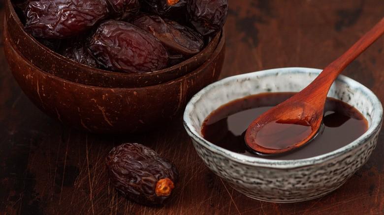 شیره خرما فله طبیعی حاصل عصاره گیری نخلستان های جنوبی